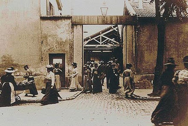 extrait du film sortie des usines Lumière à Monplaisir, Lyon (actuel hangar du 1er film à l'Institut Lumière).